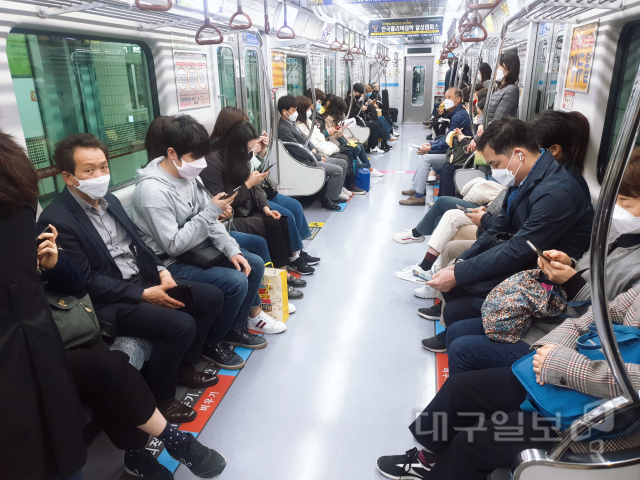▲ 출근시간 이용객들로 가득한 대구도시철도2호선의 모습.