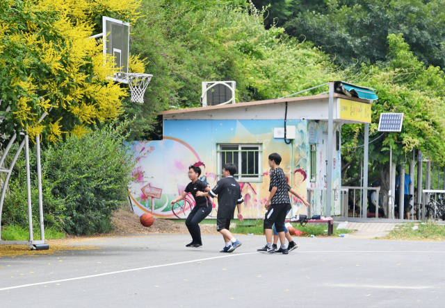 ▲ 21일 오전 대구 중구 동인동 신천둔치 농구장에서 학생들이 마스크를 착용하지 않고 농구를 하고 있다. 신영준 기자