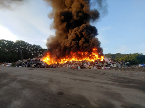 ▲ 23일 안동시 광역쓰레기매립장에 화재가 발생해 폐가구 등 가연성 폐기물 250t을 태웠다.