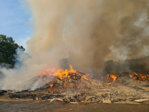 ▲ 23일 안동시 광역쓰레기매립장에 화재가 발생해 폐가구 등 가연성 폐기물 250t이 태웠다.