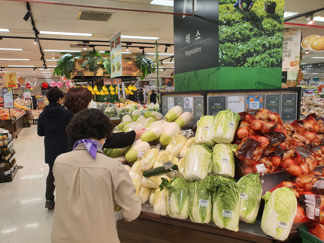 ▲ 대구 북구의 한 대형마트에서 소비자들이 채소를 구입하는 모습.