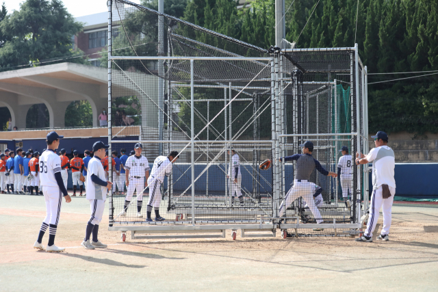 ▲ 경북고 야구부 선수들이 경기 전 훈련하고 있는 모습.