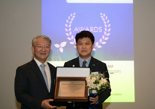 ▲ 영덕군은 지난 24일 서울 더 플라자호텔에서 열린 2020 국제맑은환경공헌상 시상식에서 공공서비스 부분 수상자로 선정됐다.