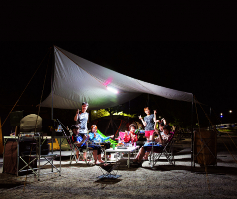 ▲ 김천시 증산 수도계곡 오토캠핑장에서 한 가족이 캠핑을 즐기고 있다.
