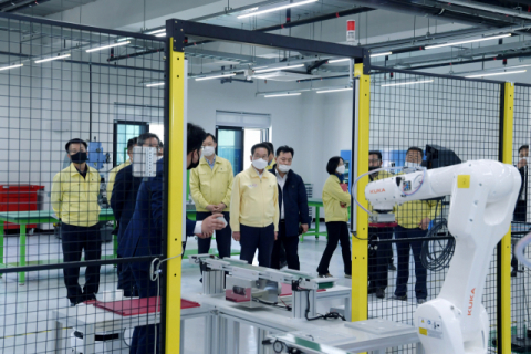 ▲ 최기문 영천시장이 지난 4월22일에 영천 화룡동에 있는 한국폴리텍대학 로봇캠퍼스를 방문했다.