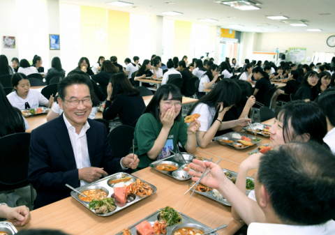 ▲ 최기문 영천시장이 무료 급식 현황을 파악하기 위해 영천여고를 방문해 학생들과 함께 식사를 하고 있다.