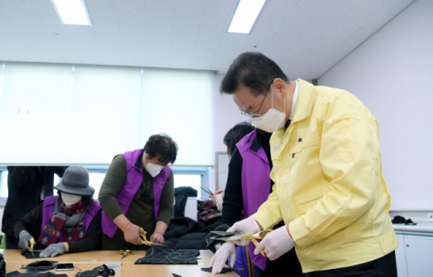 ▲ 최기문 영천시장이 코로나19를 극복하기 위해 봉사자들과 함께 면 마스크 제작하고 있다.