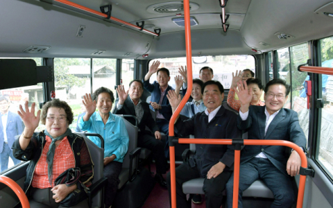 ▲ 최기문 영천시장이 마을버스 순환 개통식에 참석해 주민들과 함께 시승하고 있다.