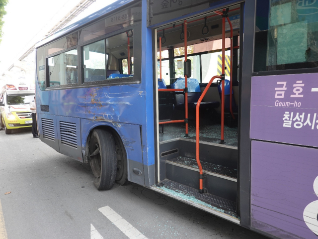 ▲ 2일 오후 1시34분께 대구 중구 남산동 신남네거리에서 반월당으로 향하던 시내버스와 25t 덤프트럭이 충돌하는 사고가 발생했다. 사진은 사고가 난 버스.