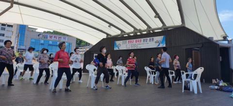 ▲ 봉화군체육회가 마련한 광장운동프로그램에 참여한 어르신들이 기공체조를 하고 있다.