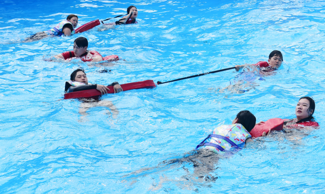 ▲ 지난해 두류야외수영장에서 물놀이를 즐기는 시민들의 모습. 대구일보DB