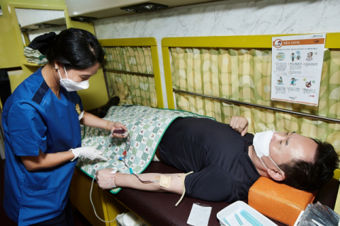 ▲ SK실트론 장용호 사장이 SK실트론 구미 본사 내 주차된 대구경북혈액원 헌혈 차량에 올라 헌혈을 하고 있다.