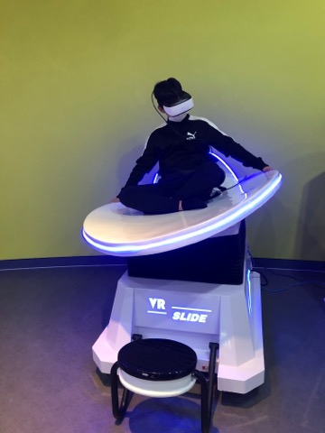 ▲ 울진과학체험관을 찾은 한 방문객이 가상현실(VR) 스포츠 체험을 하고 있다.