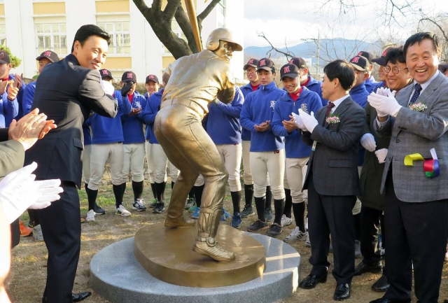 ▲ 2015년 12월 경상중 출신 이승엽 선수의 400호 홈런 기록을 기념하는 동상이 학교 정문에 세워졌다.