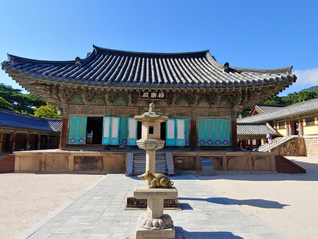 ▲ 불국사 대웅전은 임진왜란에 불 타고 조선시대 다시 건축된 건물로 보물 제1744호로 지정, 관리되고 있다.