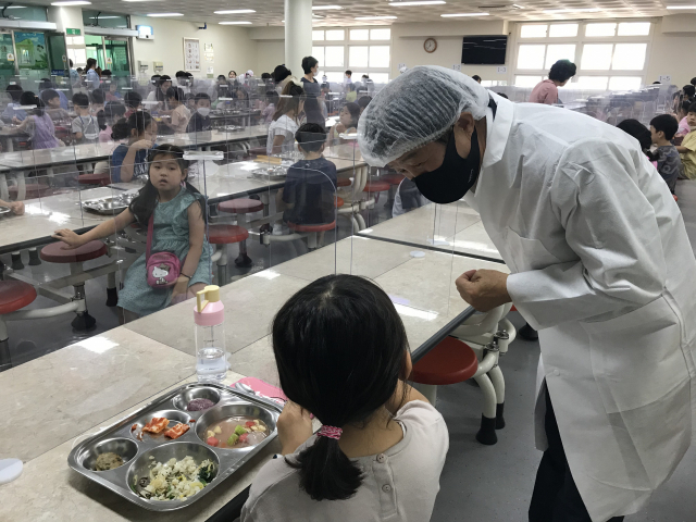 ▲ 경산교육지원청은 지난 22~23일 지역 내 학교를 불시에 방문, 각급학교 급식소 현장을 특별 점검했다.