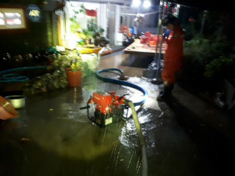 ▲ 지난 23일 밤부터 폭우가 쏟아지면서 영덕군 강구시장 일대가 또 침수됐다. 사진은 배수펌프로 물을 퍼내는 모습.