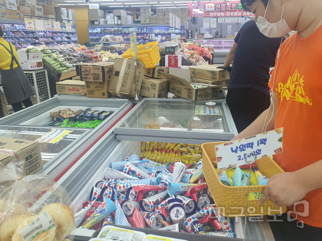 ▲ 대구 남구 봉덕동의 한 대형마트에서 아이스크림을 고르는 손님의 모습.