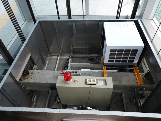 ▲ 도시철도 3호선 칠곡병대병원역 외부 엘리베이터에 설치된 에어컨의 모습.