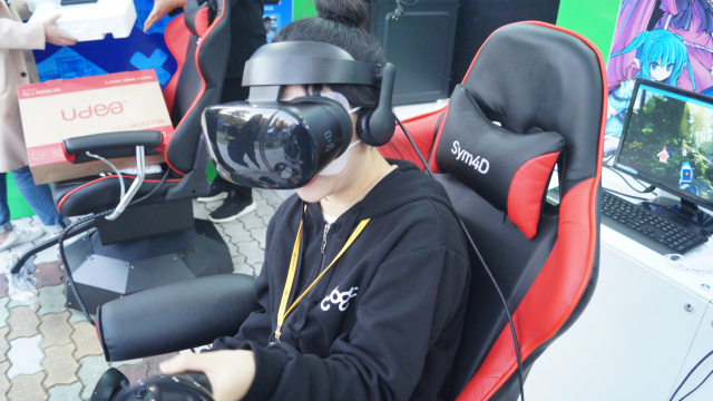 ▲ 지난해 열린 경북 게임페스티벌에서 한 청소년이 VR기기를 착용하고 가상현실 게임을 즐기고 있다.