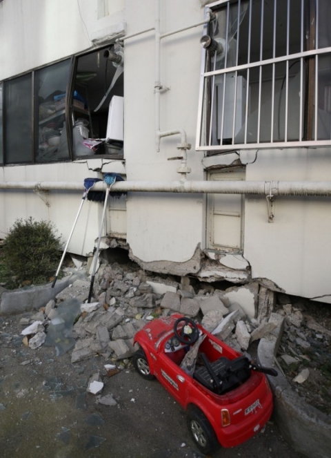 ▲ 2017년 11월 포항에서 발생한 지진으로 한 아파트 외벽이 무너져 내린 모습.
