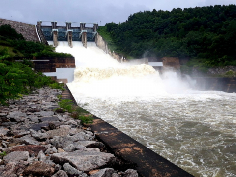 ▲ 한국수자원공사 안동권지시가 댐 수위상승에 따라 오전10시부터 임하댐 수문을 개방하고 방류를 시작했다. 임하댐 수문은 2012년 태풍 산바 이후 처음이다.