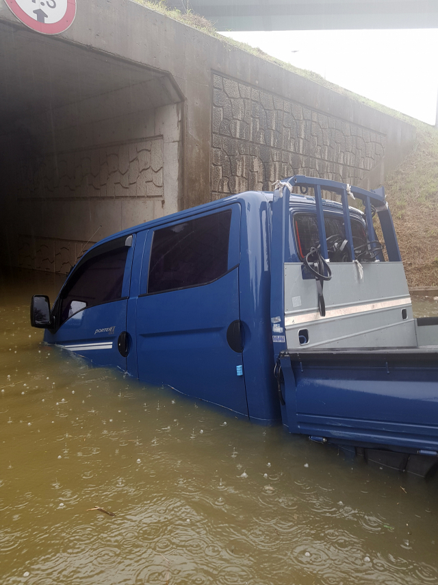 ▲ 지난 8일 쏟아진 폭우로 대구 북구 금호동 한 도로에 트럭이 침수된 장면.