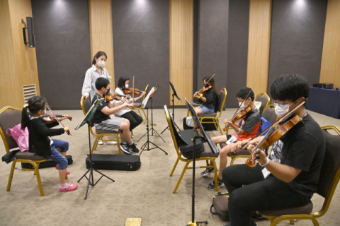 ▲ 청송군이 소노벨리조트에서 지역 학생들을 대상으로 2020 청송 지오 뮤직캠프를 연다. 참가 학생들이 바이올린 연주 지도를 받고 있다.