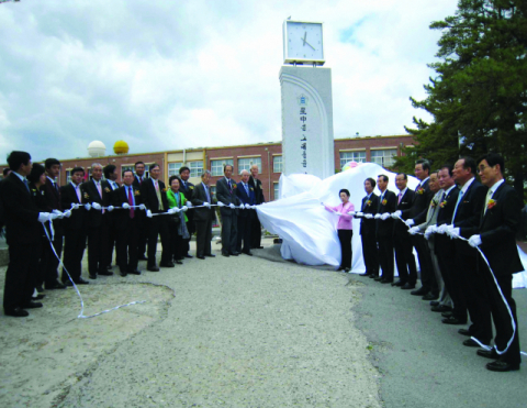 ▲ 2011년 4월 동문들이 대거 참석한 가운데 성주중 시계탑 제막식이 열리고 있다.