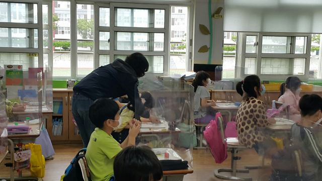 ▲ 수업협력교사가 지역의 한 초등학교에서 학생에게 학습지도를 펼치고 있다.