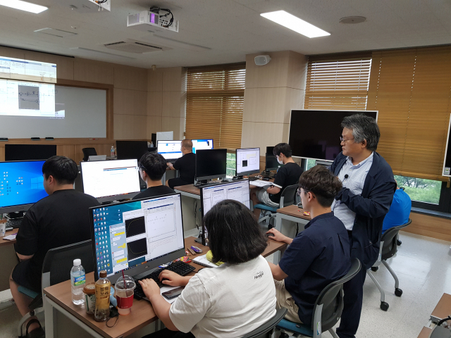 ▲ 한국로봇산업진흥원은 지난달 16일부터 4주간 로봇전공 대학원생을 대상으로 단기 교육 프로그램을 실시했다.