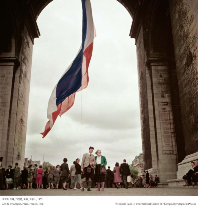 ▲ 로버트 카파, 개선문, 파리, 프랑스, 1952