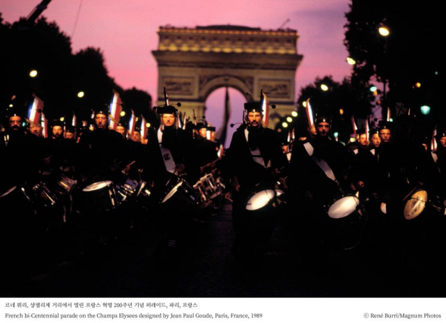 ▲ 르네 뷔리, 샹젤리제 거리에서 열린 프랑스 혁명 200주년 기념 퍼레이드, 파리, 프랑스