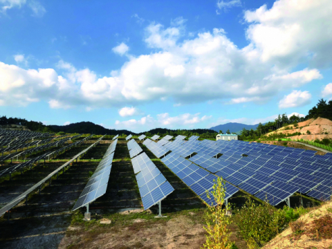 ▲ 봉화군이 전국 최초로 신재생에너지 기금을 융자지원한다. 사진은 봉성면 일대 설치한 태양광 발전 시설 모습.