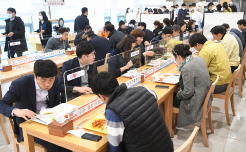 ▲ 코로나19로 지난 3월부터 칸막이가 설치된 경북도청 구내식당 전경.