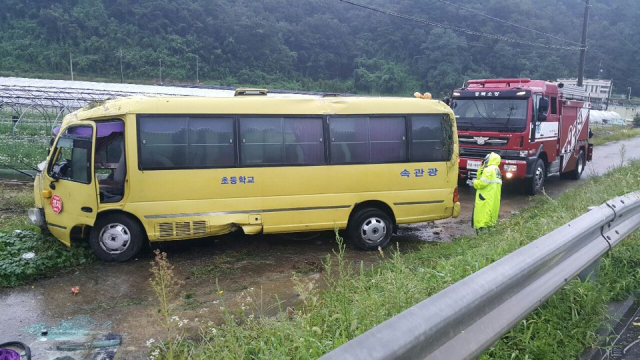 ▲ 칠곡군 왜관읍 금남리 지방도 67호선 도로에서 통근용 미니버스가 빗길에 넘어져 탑승자 14명이 다쳤다.