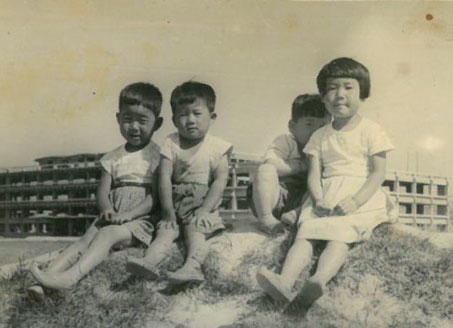 ▲ 1962년 옛 경북도청을 배경으로 촬영한 가족나들이 사진