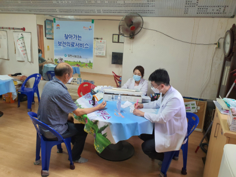 ▲ 김천시가 지역 내 경로당을 방문해 건강상담을 하는 찾아가는 보건의료서비스를 실시하고 있다.