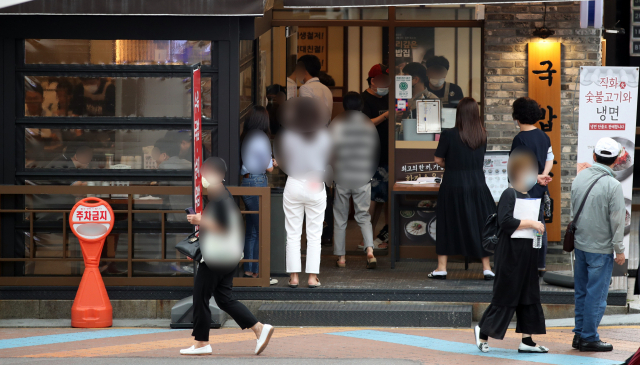 ▲ 16일 서울의 한 음식점에서 자리를 가득 메운 직장인들이 점심을 먹고 있다. 연합뉴스