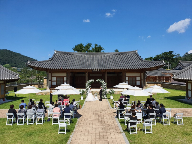 ▲ 성주군은 지난 20일 도은 이숭인 선생 기념관이 있는 성주역사충절공원 청휘당에서 작은 결혼식이 열렸다.