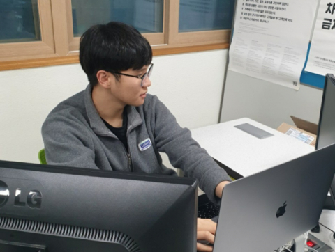 ▲ 마이스터고등학교에 입학 후 학습과 다양한 경험을 했다는 박건우 학생이 학교에 마련된 전산장에서 프로그래밍 작업에 집중하고 있다.