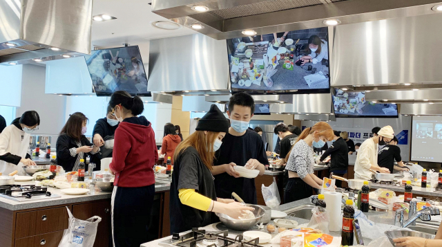 ▲ 영진전문대 외국인 유학생들이 글로벌캠퍼스 조리실에서 한국 명절음식 만들기인 ‘영진 백파더’프로그램에 참여하고 있다.