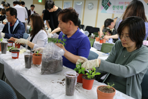 ▲ 한국한의약진흥원이 오는 11일부터 25일까지 ‘2020년 한약재 재배과정 비대면 교육’을 실시한다. 사진은 지난해 실시한 교육 모습.