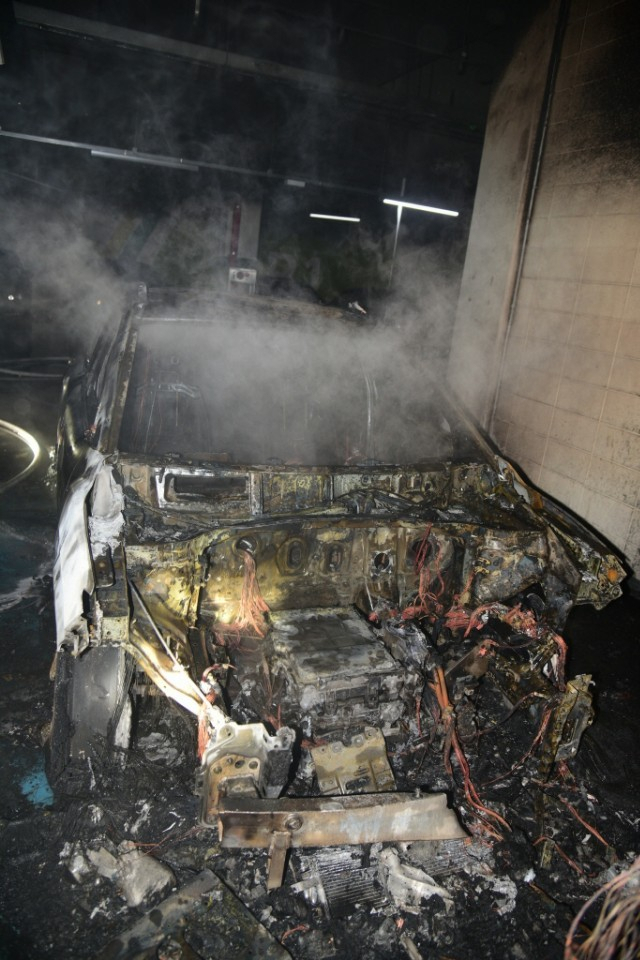 ▲ 4일 오전 2시47분께 대구 달성군 유가읍의 한 아파트 지하주차장 전기차 충전 장소에서 화재가 발생했다. 불은 전기차 1대를 태우고 10여분 만에 꺼졌다.