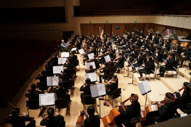 ▲ 지휘자 금난새가 이끄는 경북예술고등학교 오케스트라 공연은 대구콘서트하우스 그랜드홀에서 열린다.