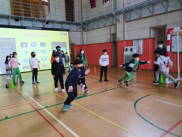 ▲ 팔달초등학교가 맞춤형 가상 실내 스포츠를 활용한 미니 운동회를 열고 있다.