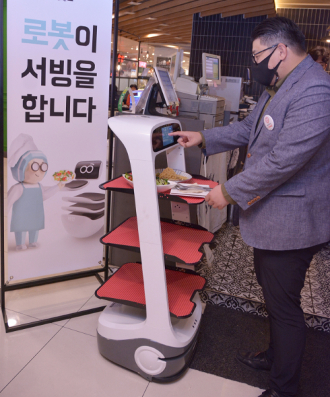 ▲ 대구백화점 프라자점 식품관 쉐프뉴욕은 주문한 음식을 로봇이 서빙할 수 있도록 했다.