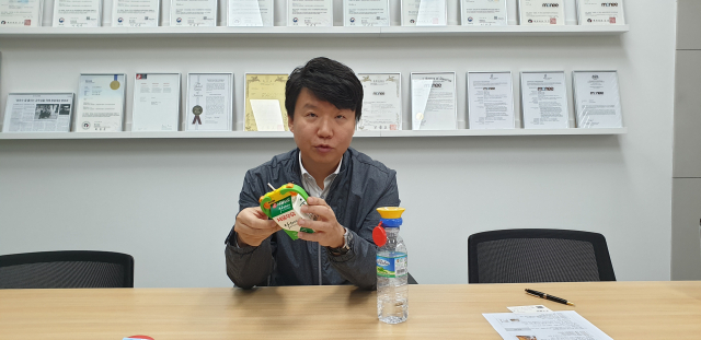 ▲ 모니 최준혁 대표가 회사 대표 제품인 ‘우유클립’을 시연 중인 모습.