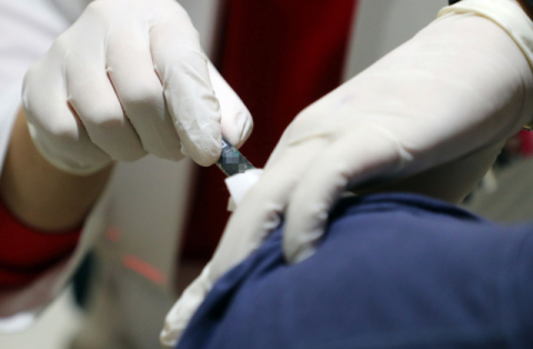 ▲ 23일 서울 강서구 한 병원에서 시민들이 독감예방접종 주사를 맞고 있다. 연합뉴스