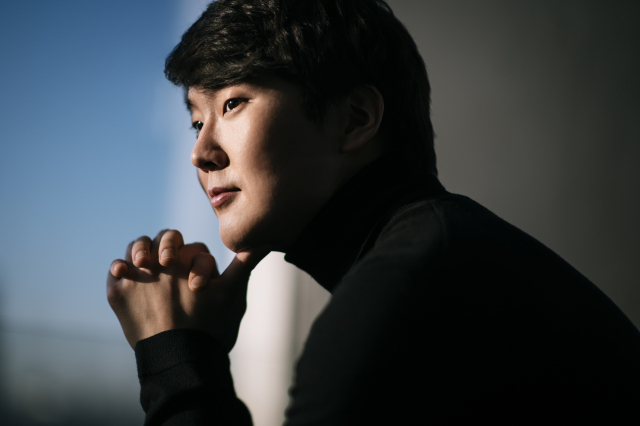 ▲ 피아니스트 조성진 리사이틀이 오는 30일 대구콘서트하우스 그랜드홀에서 열린다. 지난 2015년 한국인 최초로 '쇼팽 국제 피아노 콩쿠르'에서 우승한 그는 이번 공연에서 슈만, 시마노프스키 등의 곡을 연주한다.